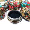 Miniatura de potinhos indianos decorativos de resina com pedras e metais