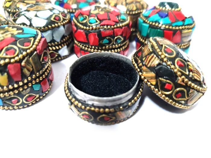 Miniatura de potinhos indianos decorativos de resina com pedras e metais