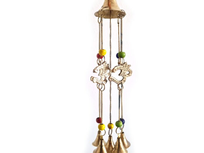 Sino dos ventos de metal com símbolo do OM e sinos dourados