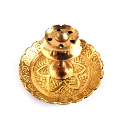 Lindo incensário clássico dourado design flor. Todo de metal dourado com vários furinhos desenhadas no próprio metal.