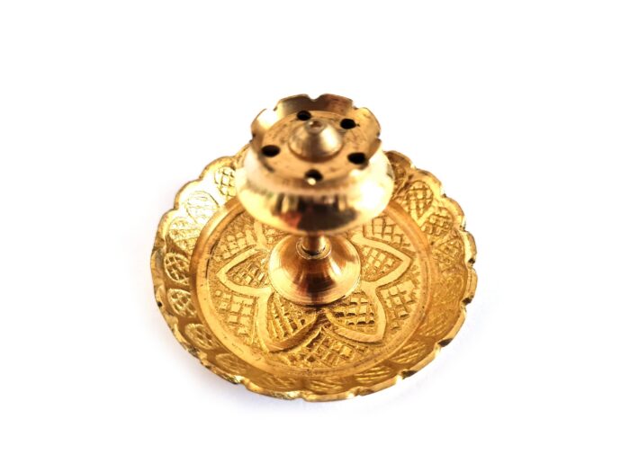 Lindo incensário clássico dourado design flor. Todo de metal dourado com vários furinhos desenhadas no próprio metal.