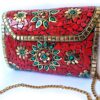 Bolsa indiana rígida de metal com mosaico de pedras naturais coral e turquesa