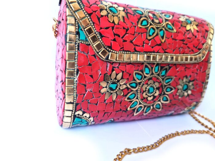 Bolsa indiana rígida de metal com mosaico de pedras naturais coral e turquesa