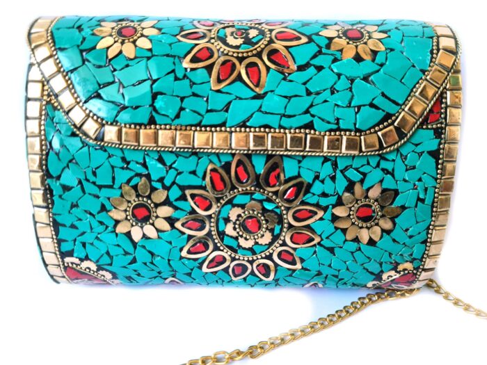 Bolsa indiana rígida de metal com mosaico de pedras naturais turquesa e coral