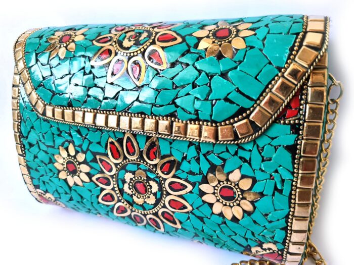 Bolsa indiana rígida de metal com mosaico de pedras naturais turquesa e coral