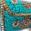 Bolsa indiana rígida de metal com mosaico de pedras naturais turquesa e coral