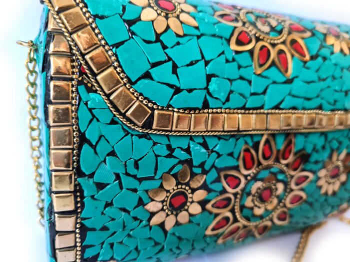 Bolsa indiana rígida de metal com mosaico de pedras naturais turquesa e coral