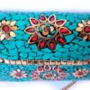 Bolsa indiana rígida de metal com mosaico de pedras naturais turquesa e coral