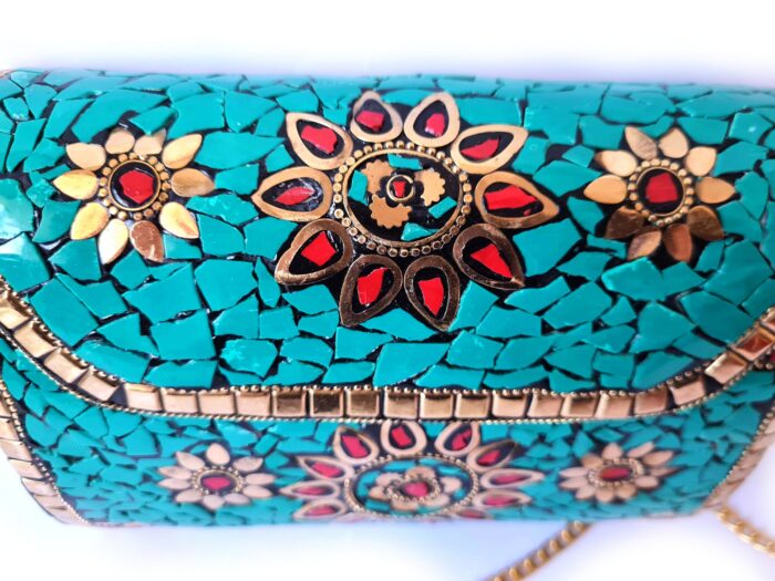 Bolsa indiana rígida de metal com mosaico de pedras naturais turquesa e coral