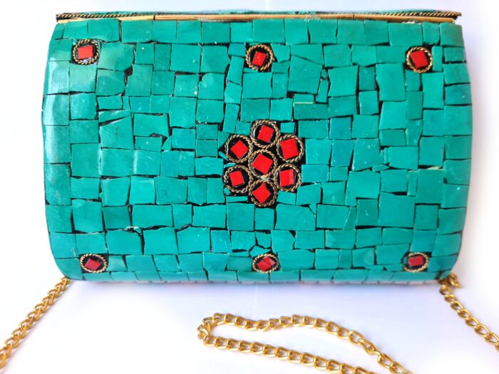 Bolsa indiana rígida de metal com mosaico de pedras naturais turquesa e coral