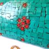 Bolsa indiana rígida de metal com mosaico de pedras naturais turquesa e coral