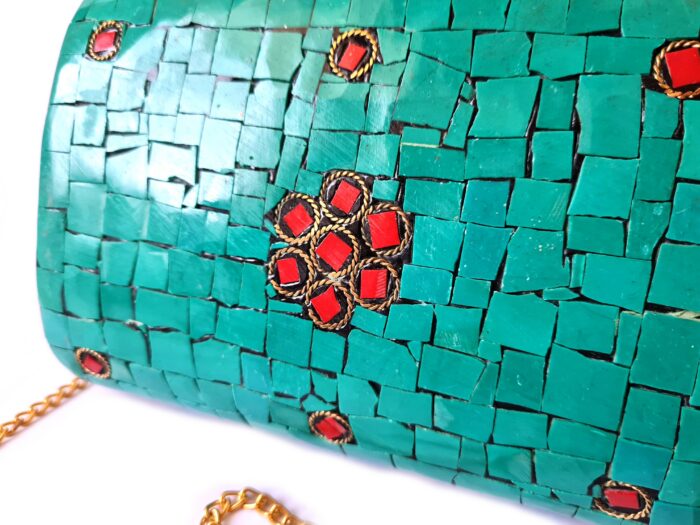 Bolsa indiana rígida de metal com mosaico de pedras naturais turquesa e coral