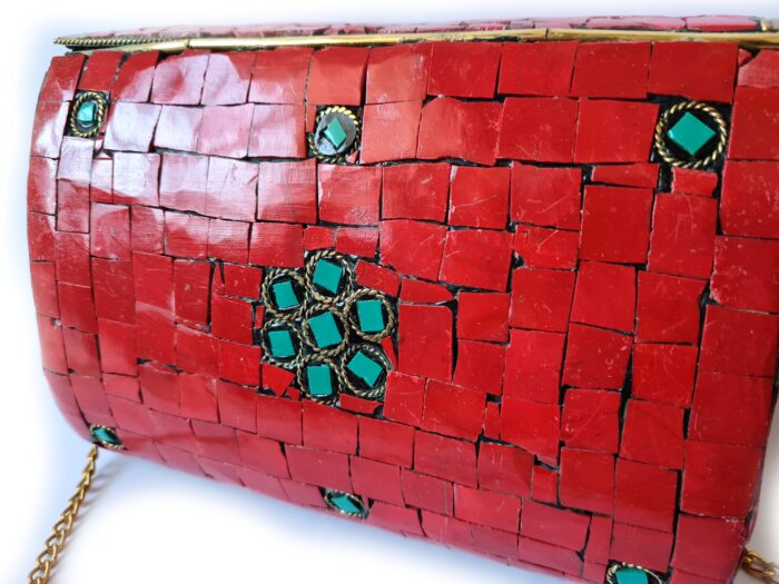 Bolsa indiana rígida de metal com mosaico de pedras naturais coral e turquesa