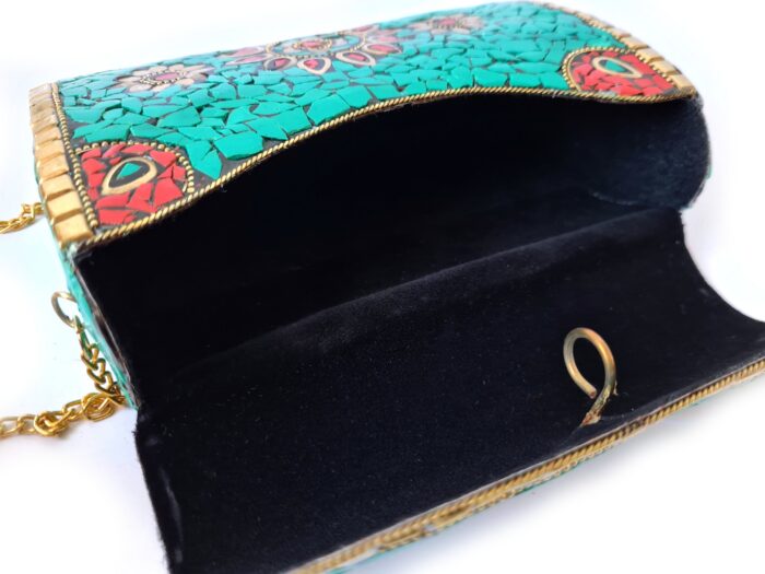 Bolsa indiana rígida de metal com mosaico de pedras naturais turquesa e coral