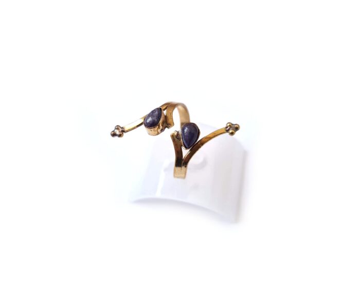 Anel indiano dourado casual com design moderno e pedras azuis