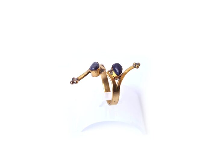 Anel indiano dourado casual com design moderno e pedras azuis