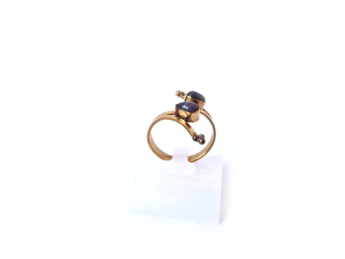 Anel indiano dourado casual com design moderno e pedras azuis
