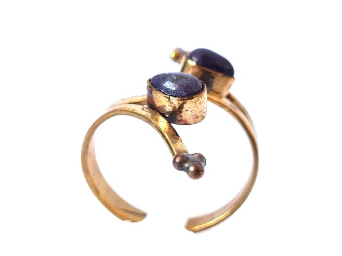 Anel indiano dourado casual com design moderno e pedras azuis