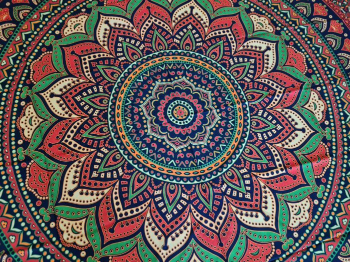 Panô indiano de algodão estampa de mandala tons de coral e verde 2,40m