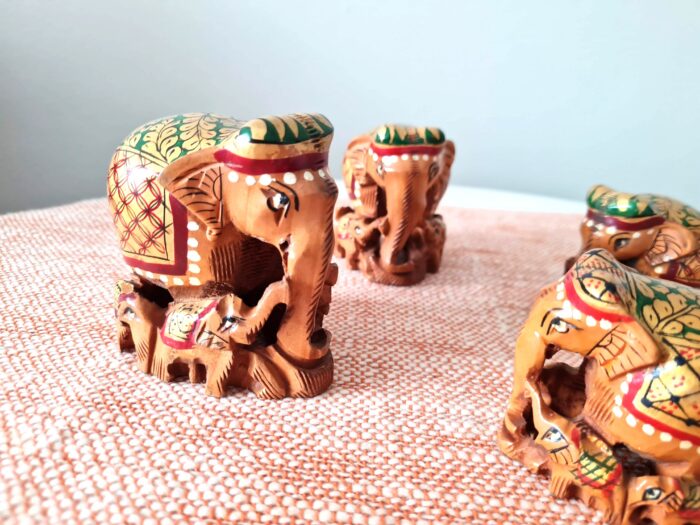 Família de 4 elefantes indianos de madeira artesanal pintura à mão