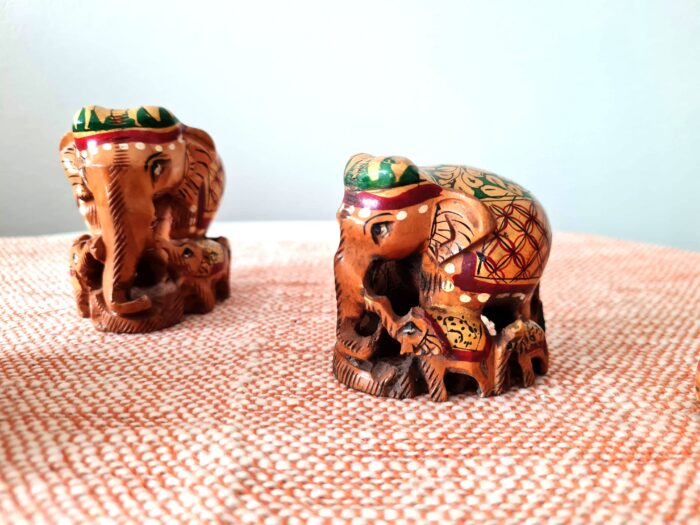 Família de 4 elefantes indianos de madeira artesanal pintura à mão