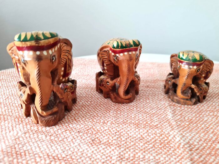 Família de 4 elefantes indianos de madeira artesanal pintura à mão