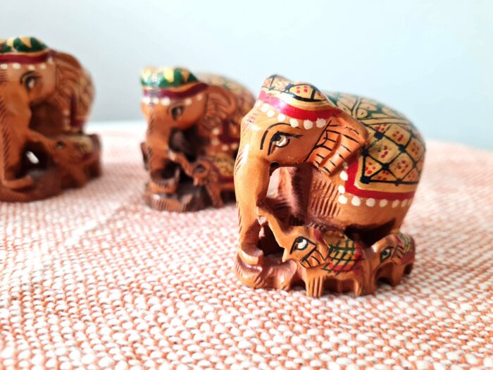 Família de 4 elefantes indianos de madeira artesanal pintura à mão