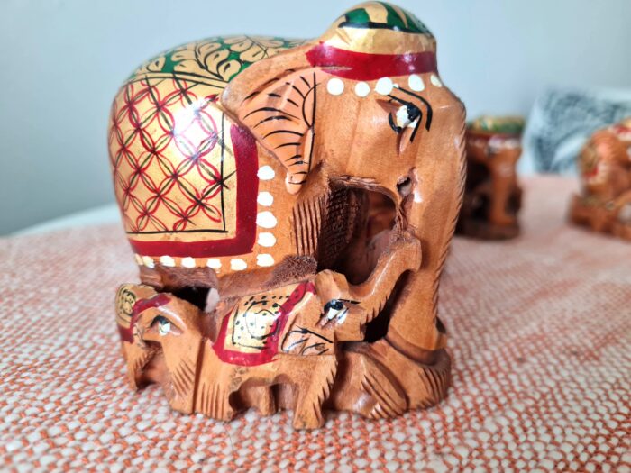 Família de 4 elefantes indianos de madeira artesanal pintura à mão