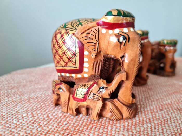 Família de 4 elefantes indianos de madeira artesanal pintura à mão