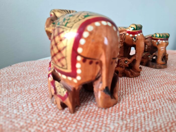 Família de 4 elefantes indianos de madeira artesanal pintura à mão