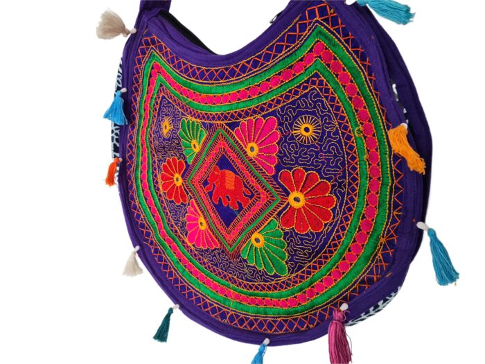 Bolsa Hobo Estruturada Boho bordada com elefantes e florais com tassel roxo