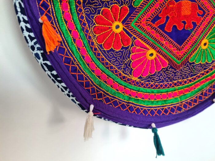 Bolsa Indiana tiracolo étnica floral com alça longa roxa