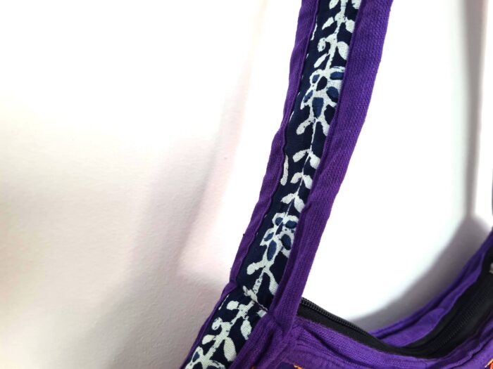 Bolsa Indiana tiracolo étnica floral com alça longa roxa