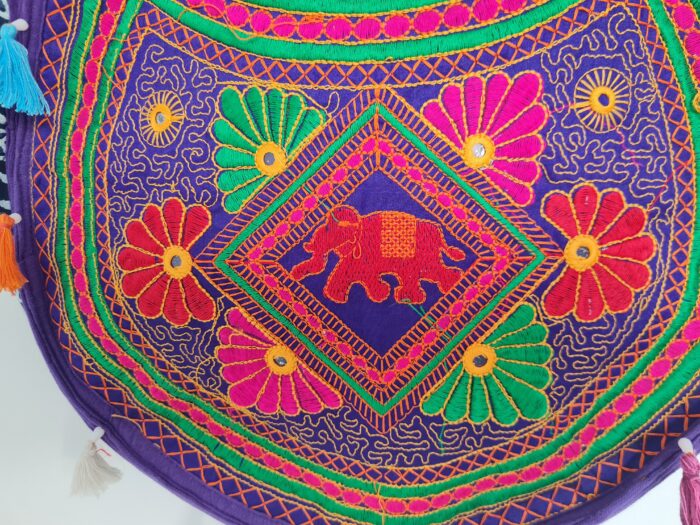 Bolsa Indiana tiracolo étnica floral com alça longa roxa