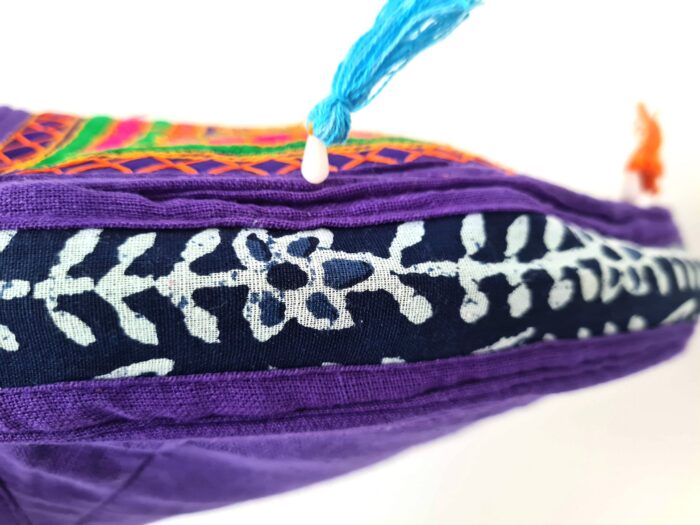 Bolsa Indiana tiracolo étnica floral com alça longa roxa