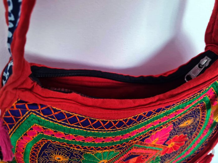 Bolsa Indiana tiracolo étnica floral com alça longa vermelha