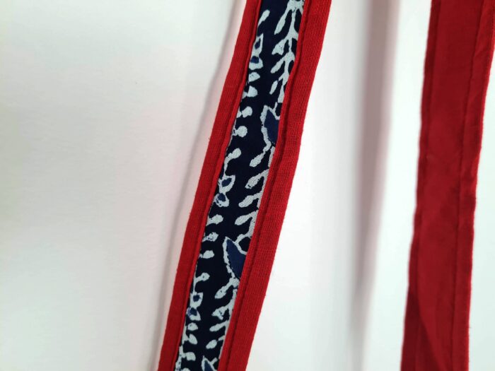 Bolsa Indiana tiracolo étnica floral com alça longa vermelha