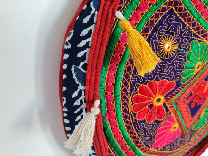 Bolsa Indiana tiracolo étnica floral com alça longa vermelha