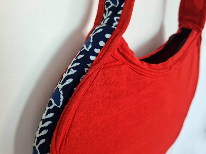 Bolsa Indiana tiracolo étnica floral com alça longa vermelha