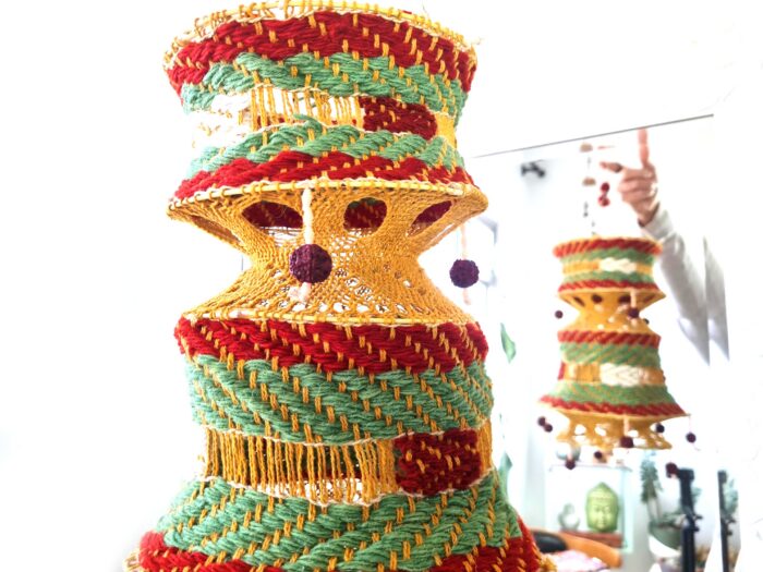 Lanterna Akash Kandil em macramê para Diwali mostarda e vermelho com rudrakshas