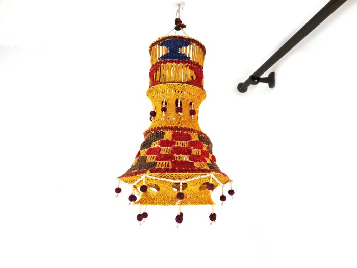 20260918_120249 Lanterna Akash Kandil em macramê para Diwali mostarda e vermelho com rudrakshas 60cm
