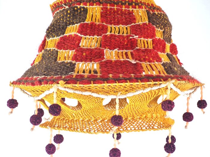 20260918_120254 Lanterna Akash Kandil em macramê para Diwali mostarda e vermelho com rudrakshas 60cm
