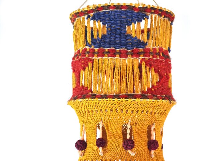20260918_120257 Lanterna Akash Kandil em macramê para Diwali mostarda e vermelho com rudrakshas 60cm