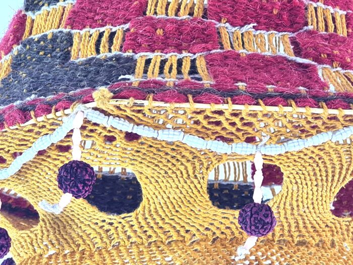 20260918_120341 Lanterna Akash Kandil em macramê para Diwali mostarda e vermelho com rudrakshas 60cm