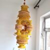Lanterna Akash Kandil em macramê para Diwali mostarda e vermelho com rudrakshas 125cm