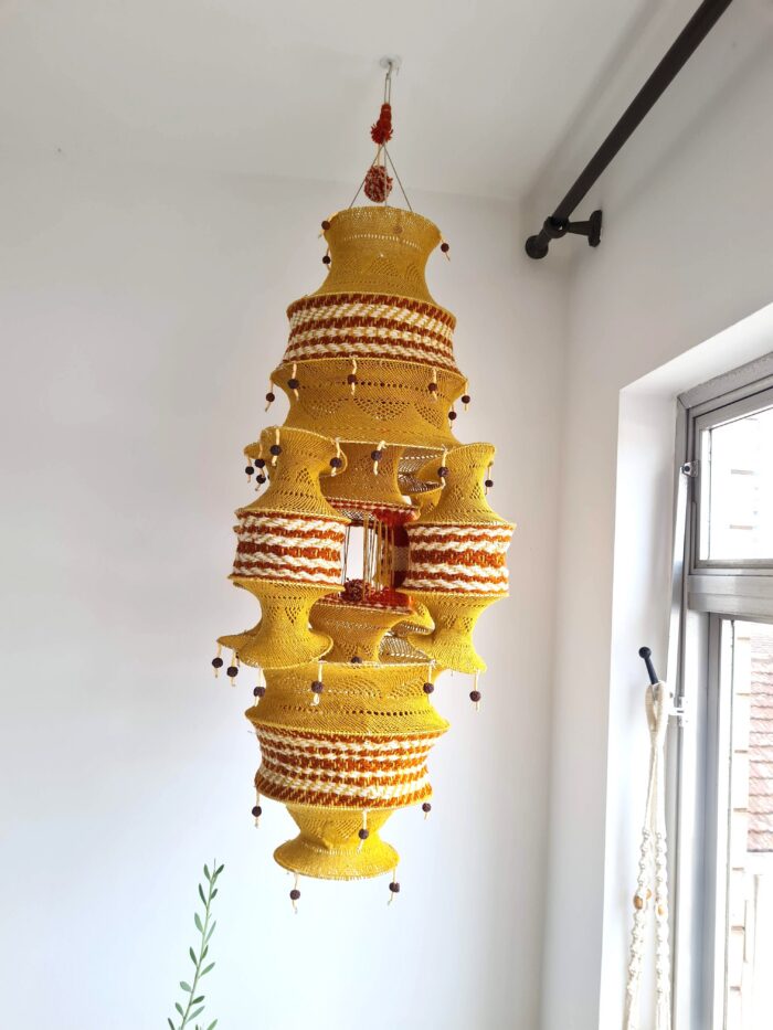 Lanterna Akash Kandil em macramê para Diwali mostarda e vermelho com rudrakshas 125cm