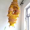 Lanterna Akash Kandil em macramê para Diwali mostarda e vermelho com rudrakshas 125cm