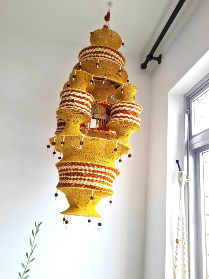 Lanterna Akash Kandil em macramê para Diwali mostarda e vermelho com rudrakshas 125cm