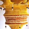 Lanterna Akash Kandil em macramê para Diwali mostarda e vermelho com rudrakshas 125cm