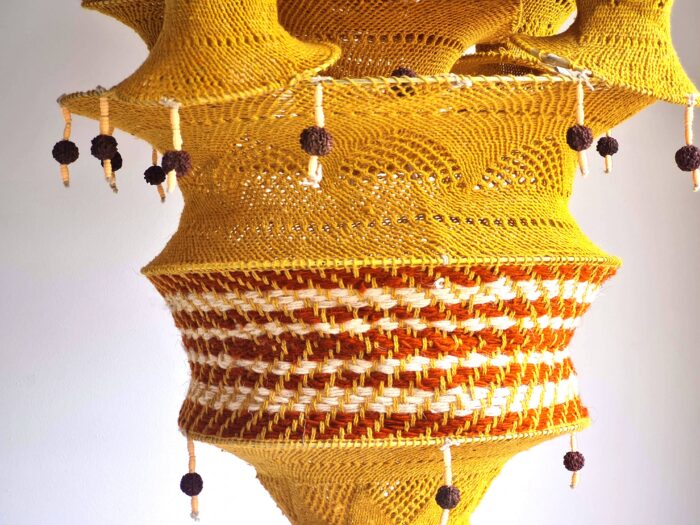 Lanterna Akash Kandil em macramê para Diwali mostarda e vermelho com rudrakshas 125cm